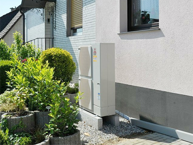 Pompa ciepła Mitsubishi zamontowana przy domu