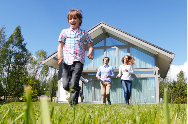 Rodzina na trawniku przed domem