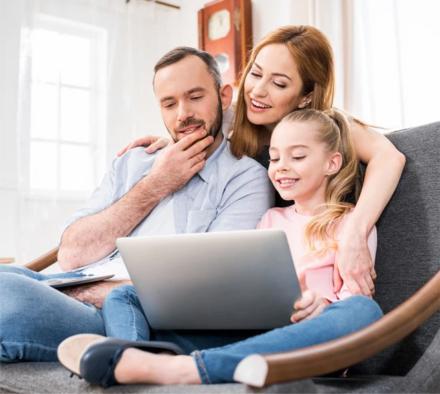 Rodzina przy laptopie