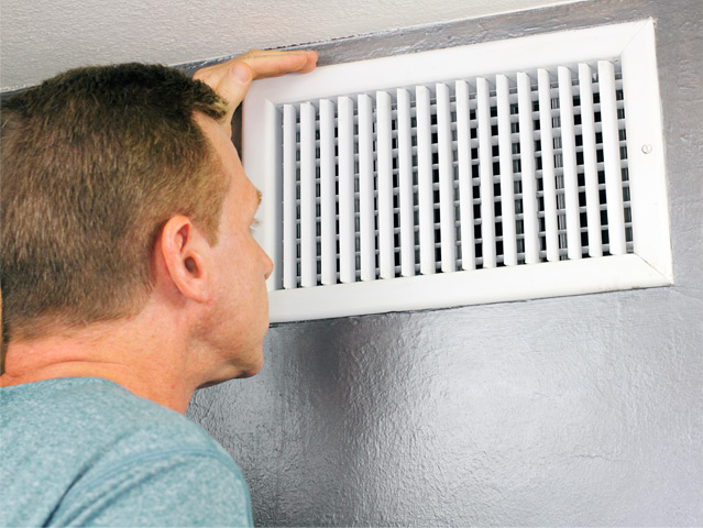 Mężczyzna serwisujący wentylację